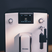 NIVONA CafeRomatica 560 inkl. Nivona CoffeeBag (3 x 250g) Kaffeebohnen, Nivona Rundum-Pflegepaket, Wertgarantie 5 Jahre Komfort - 700